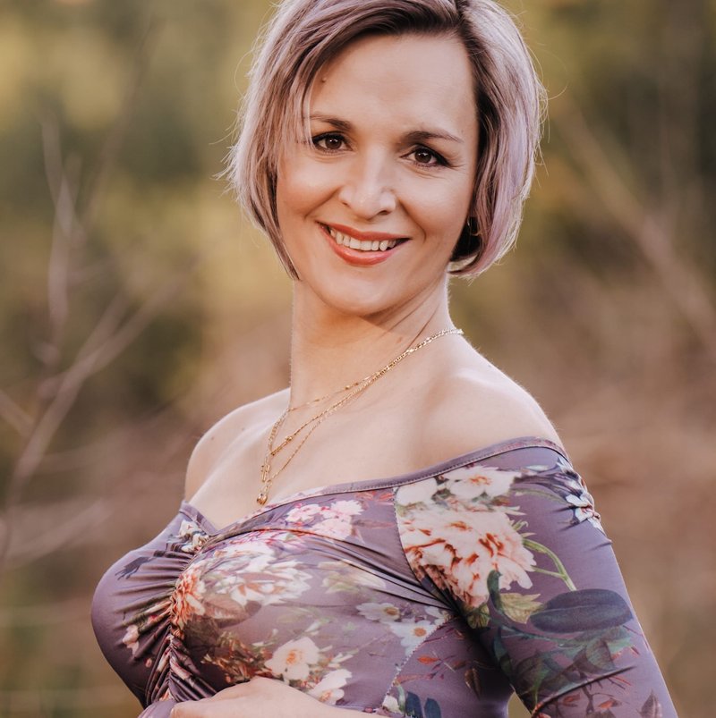 Portrét paní, která nabízí úklid domácností a hlídání dětí.